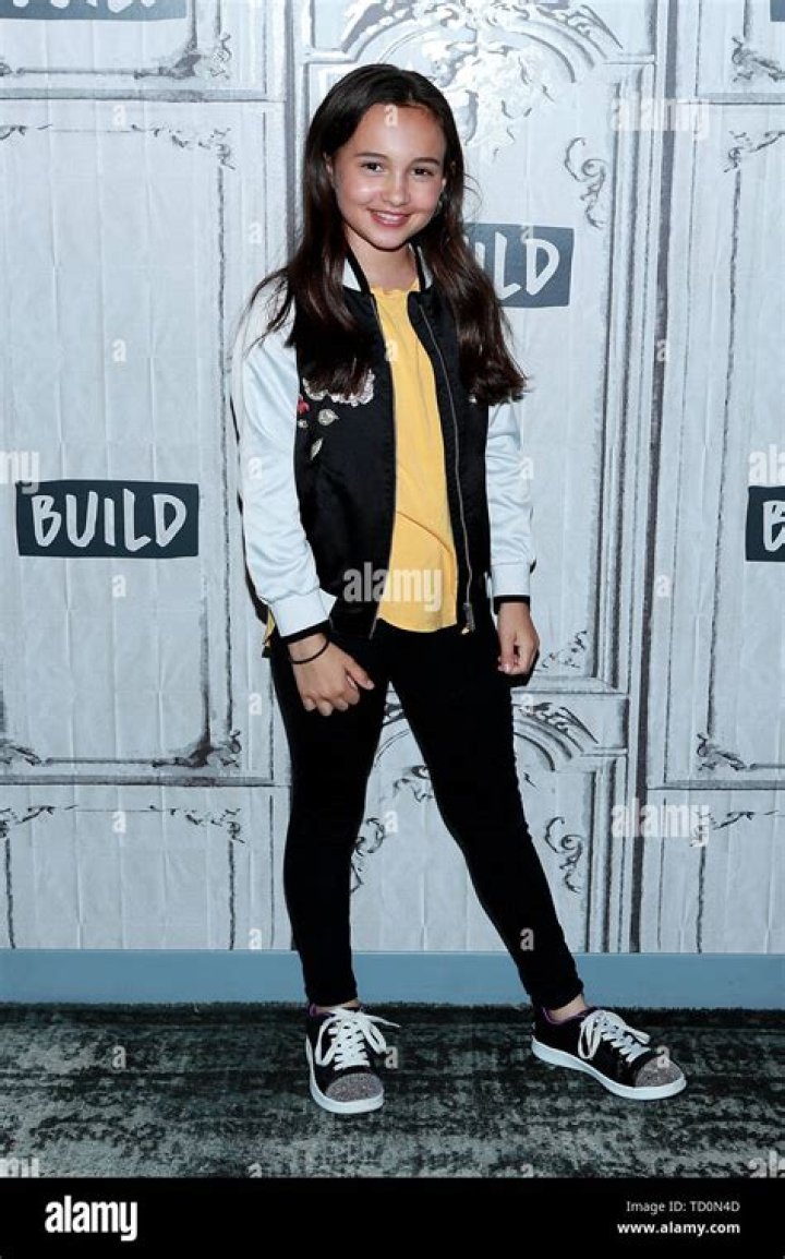 Kaylin Hayman Age (Just Roll With It) Height, Birthday, Wiki, Parents Bio